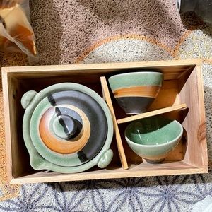 Teapot and tea cups set